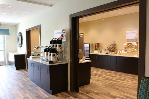 Holiday Inn Express & Suites - Hendersonville SE - Flat Rock - LBG 22