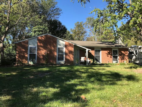 Wayne's Place - 3 Bedroom Ranch - LBG 0