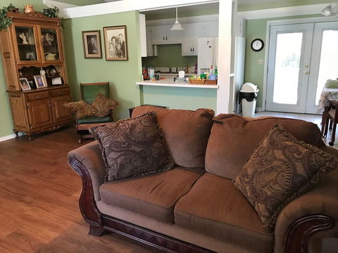 Wayne's Place - 3 Bedroom Ranch - LBG 18