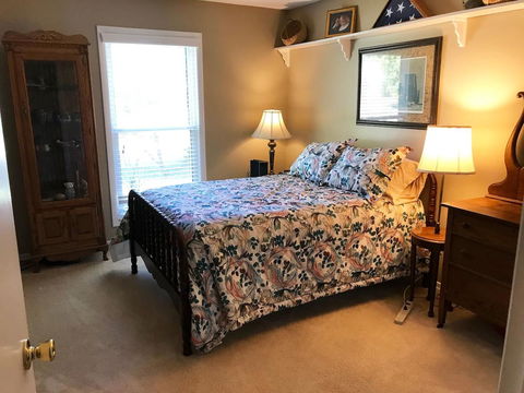 Wayne's Place - 3 Bedroom Ranch - LBG 21