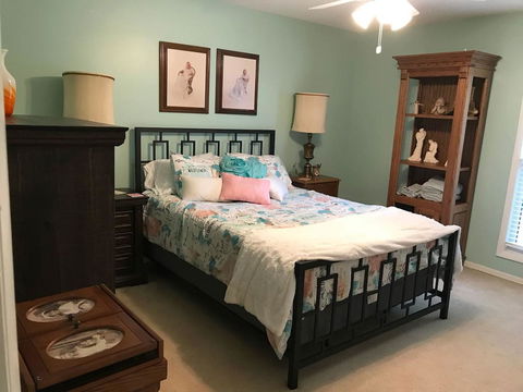 Wayne's Place - 3 Bedroom Ranch - LBG 4