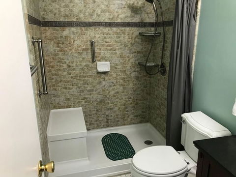 Wayne's Place - 3 Bedroom Ranch - LBG 9