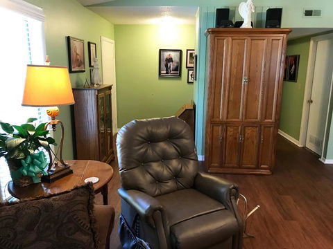 Wayne's Place - 3 Bedroom Ranch - LBG 12