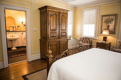 JH Adams Inn - LBG 30