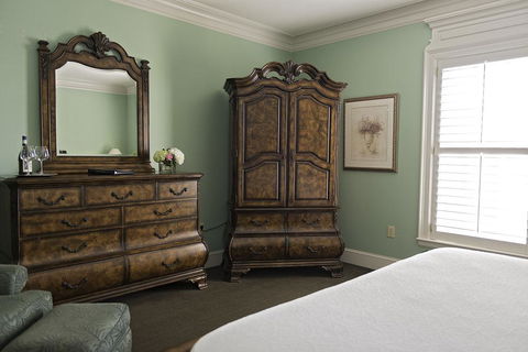 JH Adams Inn - LBG 35