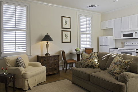 JH Adams Inn - LBG 18