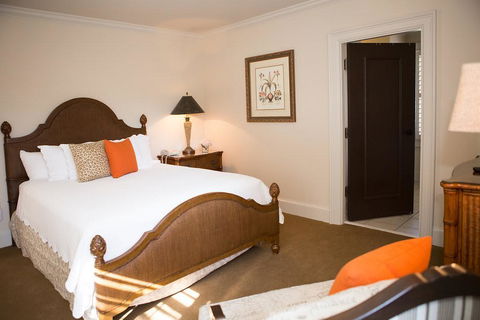 JH Adams Inn - LBG 28