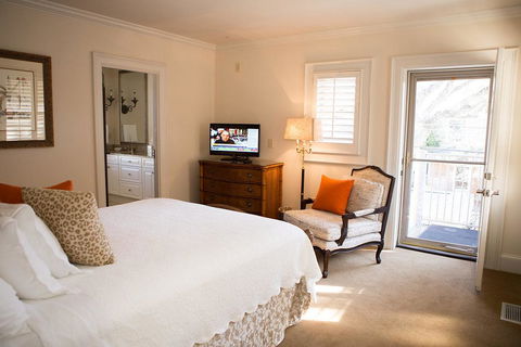 JH Adams Inn - LBG 16