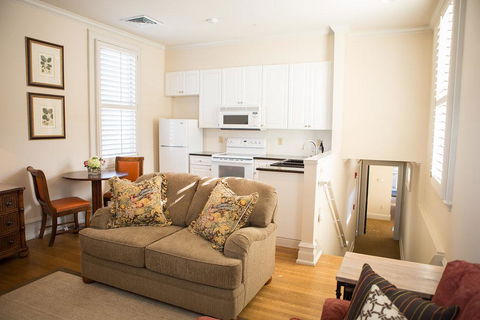 JH Adams Inn - LBG 17