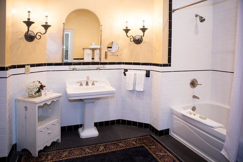 JH Adams Inn - LBG 8