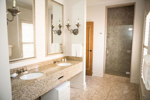 JH Adams Inn - LBG 12