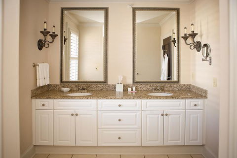 JH Adams Inn - LBG 20