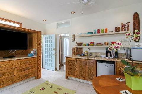 Kailua Beach Studio - Tiki Room - LBG 12
