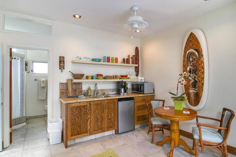 Kailua Beach Studio - Tiki Room - LBG 9