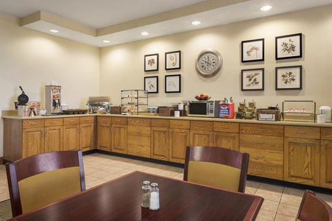 Country Inn & Suites By Radisson, Findlay, OH - LBG 21