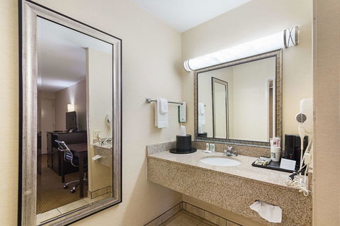 Quality Inn Media - LBG 22