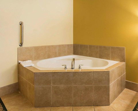 Quality Inn & Suites Montclair - LBG 12