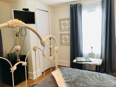 Peabody's 'Hip Little Stay' B&B - LBG 8