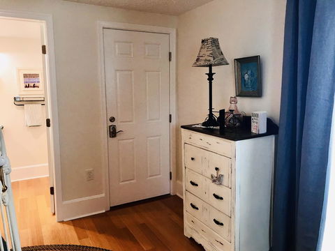 Peabody's 'Hip Little Stay' B&B - LBG 9
