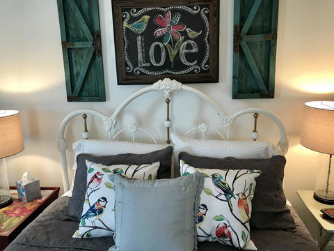 Peabody's 'Hip Little Stay' B&B - LBG 4