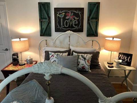 Peabody's 'Hip Little Stay' B&B - LBG 13