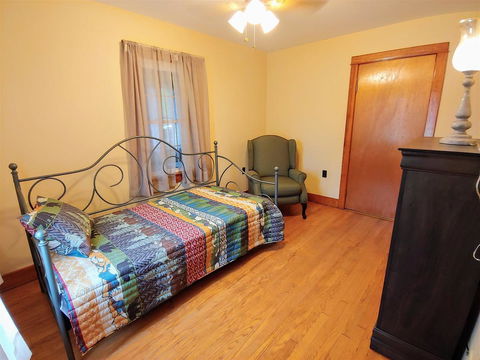 B & A_Lake_Cottage - LBG 10