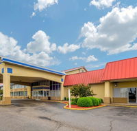 Econo Lodge Inn  Suites Triadelphia
