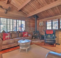 'Casa Lea' 5-Star Log Cabin with Community Amenities