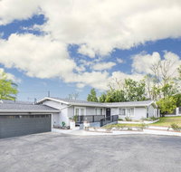 6 BDRM Home Big Backyard Outdoor Deck  Court