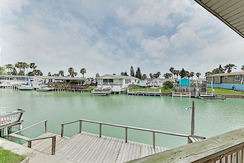 Bayside Getaway: Pools, Tennis, Golf, Private Dock Home - LBG 2