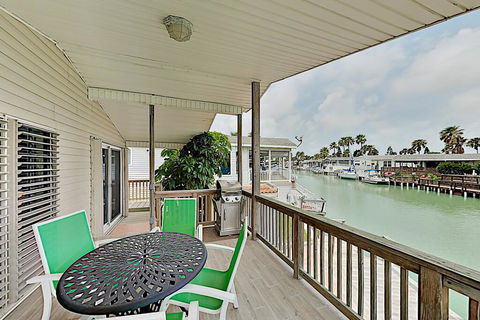Bayside Getaway: Pools, Tennis, Golf, Private Dock Home - LBG 0
