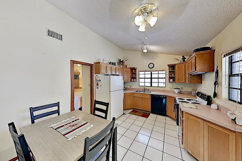 Bayside Getaway: Pools, Tennis, Golf, Private Dock Home - LBG 3
