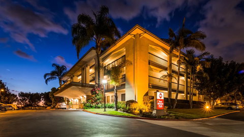 Best Western Plus Orange County Airport North - LBG 2