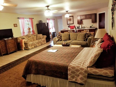Charming Downstairs Unit - LBG 0