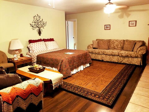 Charming Downstairs Unit - LBG 2