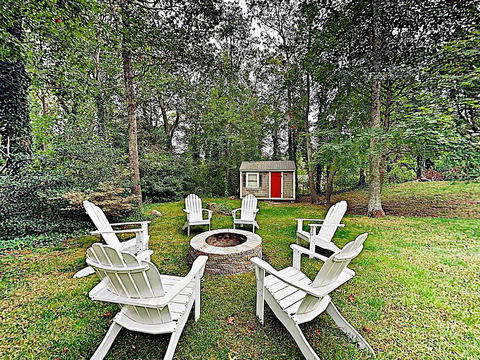 Chic Coastal Home W/ Large Backyard, Near Beach Home - LBG 2