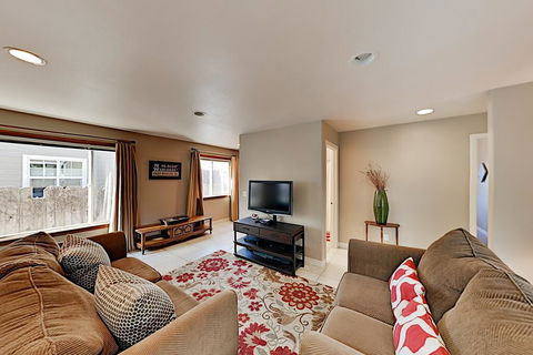 Contemporary Wine Country Home Near Downtown Home - LBG 2