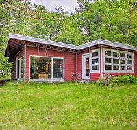 Cozy Cottage 200 Feet to Pleasant Lakefront