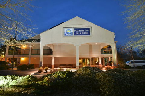 Days Inn & Suites By Wyndham Peachtree City - LBG 3