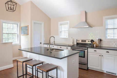 Downtown Charlottesville Carriage House - LBG 3