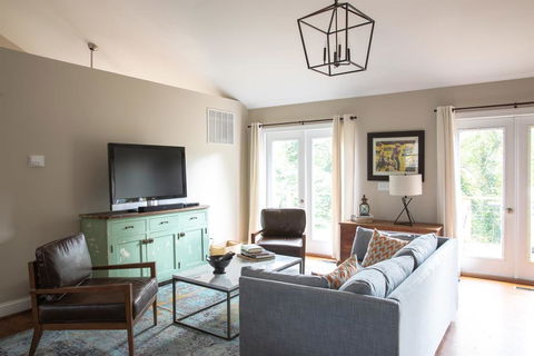 Downtown Charlottesville Carriage House - LBG 1