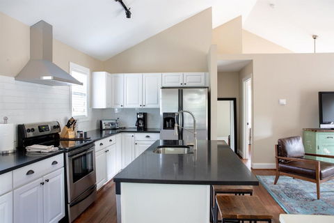 Downtown Charlottesville Carriage House - LBG 2