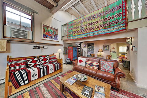 Downtown! Red Hawk By Inger Jirby - Steps To Plaza Duplex - LBG 0