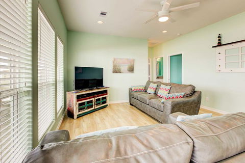 Gilchrist 'EZ Street Beach House' With Gulf-View Deck - LBG 3