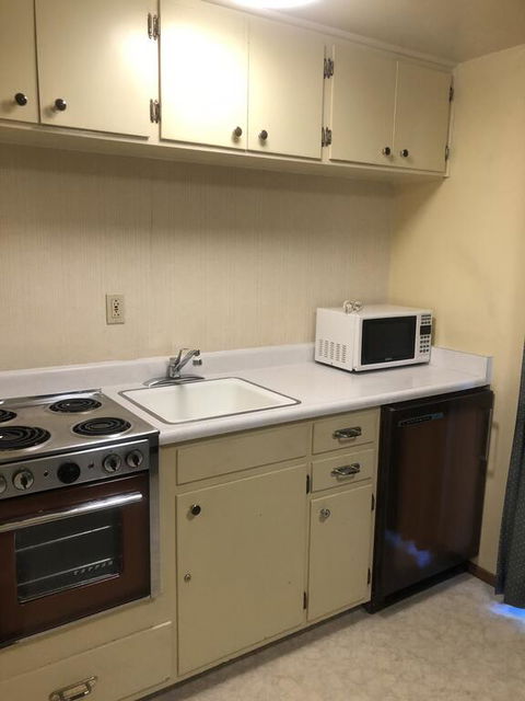 Hillside Inn - LBG 3