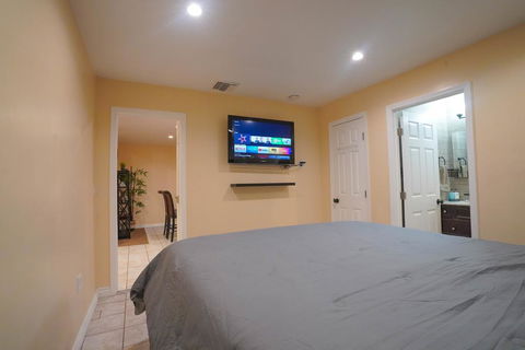 Home Away From Home, Near Disneyland, Knotts Berry Farm, & Beaches - LBG 2