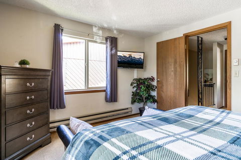 Huckleberry House - LBG 3