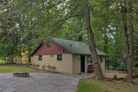 Laughlintown Cabin W/Deck, Fire Pit & Ski Lift! - LBG 1