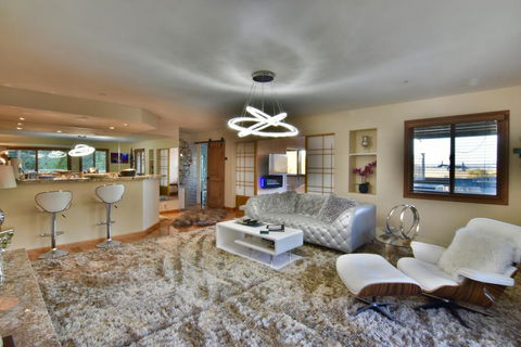 Luxury & Stylish Retreat With Views On 1 Acre - LBG 0