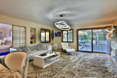 Luxury & Stylish Retreat With Views On 1 Acre - LBG 1